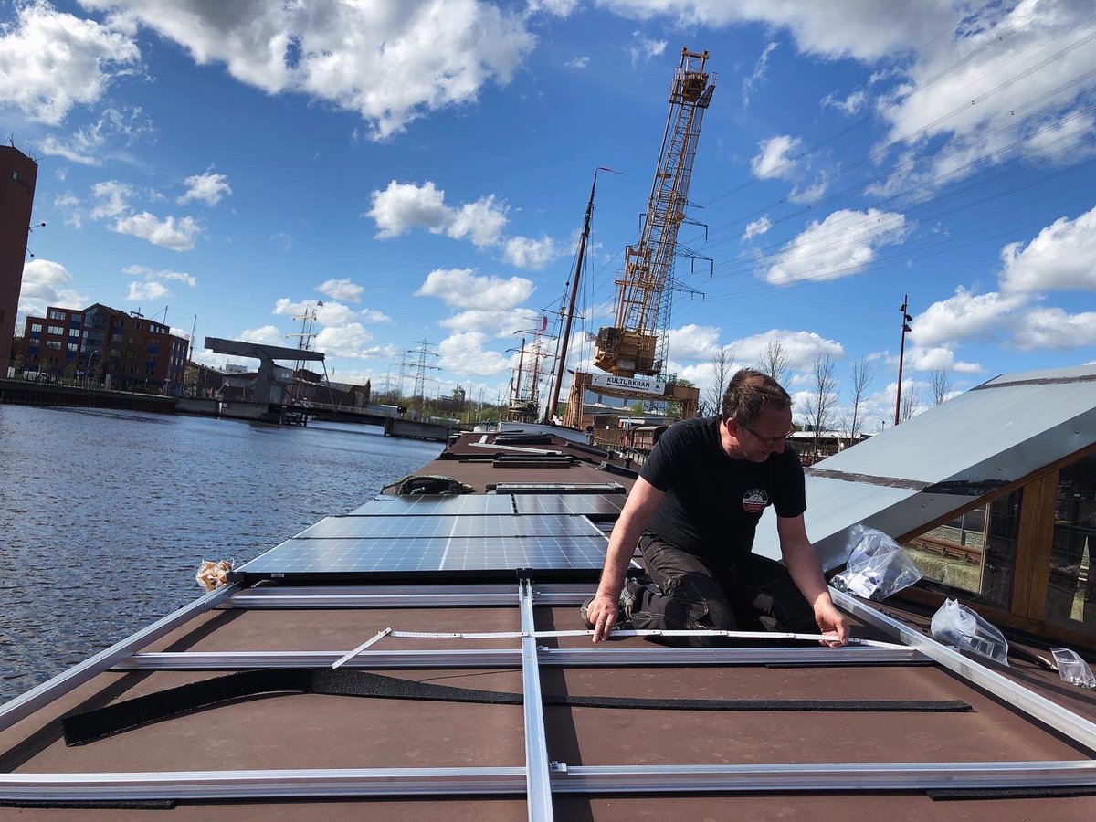 kanal_77's tweet photo. Wir haben gesägt und geschraubt und jetzt kommt der Strom bei uns an Bord von der Sonne #solarpower #kanal77 #schlafenimhafen #hotel #hamburg #harburg #hotelschiff #boathotel #hafen #harbour #bedandbreakfast #solar #solarenergy #klimaschutz #zukunft https://t.co/sHyOcdwblw https://t.co/DF76jUy1f1