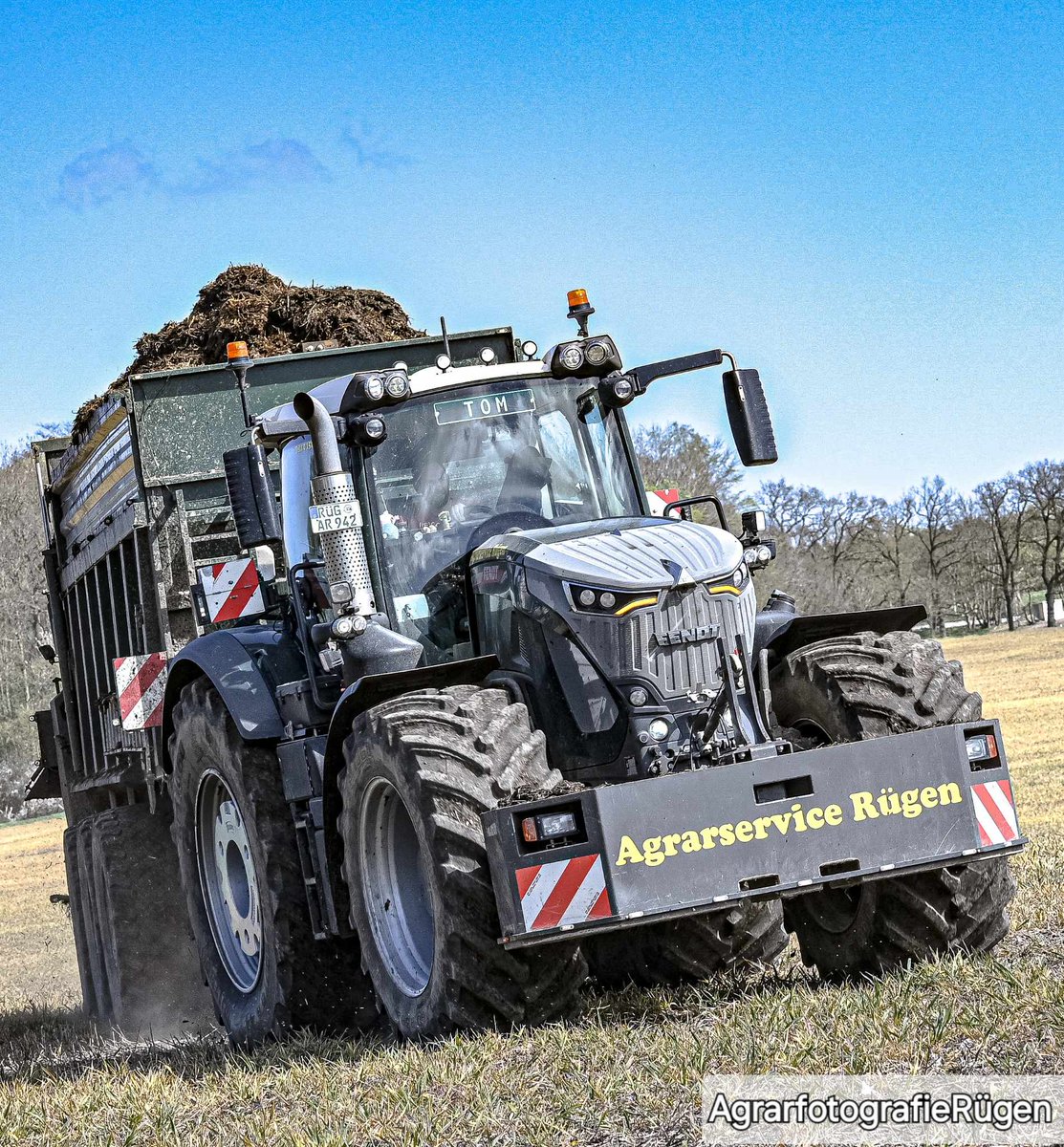 profiMagazin's tweet photo. Dungstreuen mit einem #Fendt 942 und #Tebbe Tridem Streuer vom Agrarservice Rügen. https://t.co/WXgO54MBTu