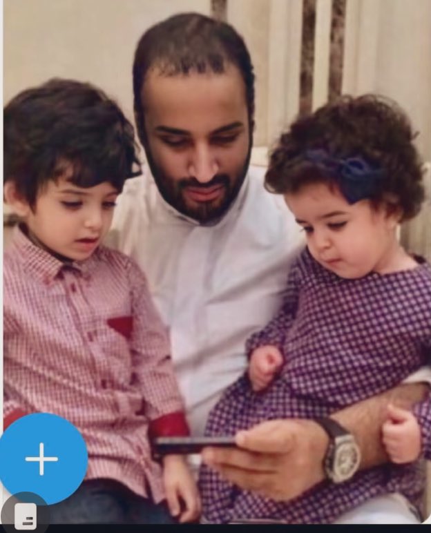 #ولي_العهد_الأمير_محمد_بن_سلمان وأبنائه في صورة عفوية .

#تأكدوا أنه يهتم بكم كإهتمامه بأبنائه .