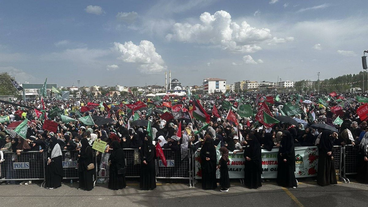 Peygamber Sevdalıları Vakfı tarafından Batman’da düzenlenen 'Cihad Önderi Hz.Muhammed (sav)' temalı #MevlidiNebi etkinliğine katıldık. Bu güzel organizasyonda emeği geçen herkesten Allah razı olsun. Rabbim hepimizi Peygamber Efendimiz'in (sav) sünnetine ittiba eden kullarından…