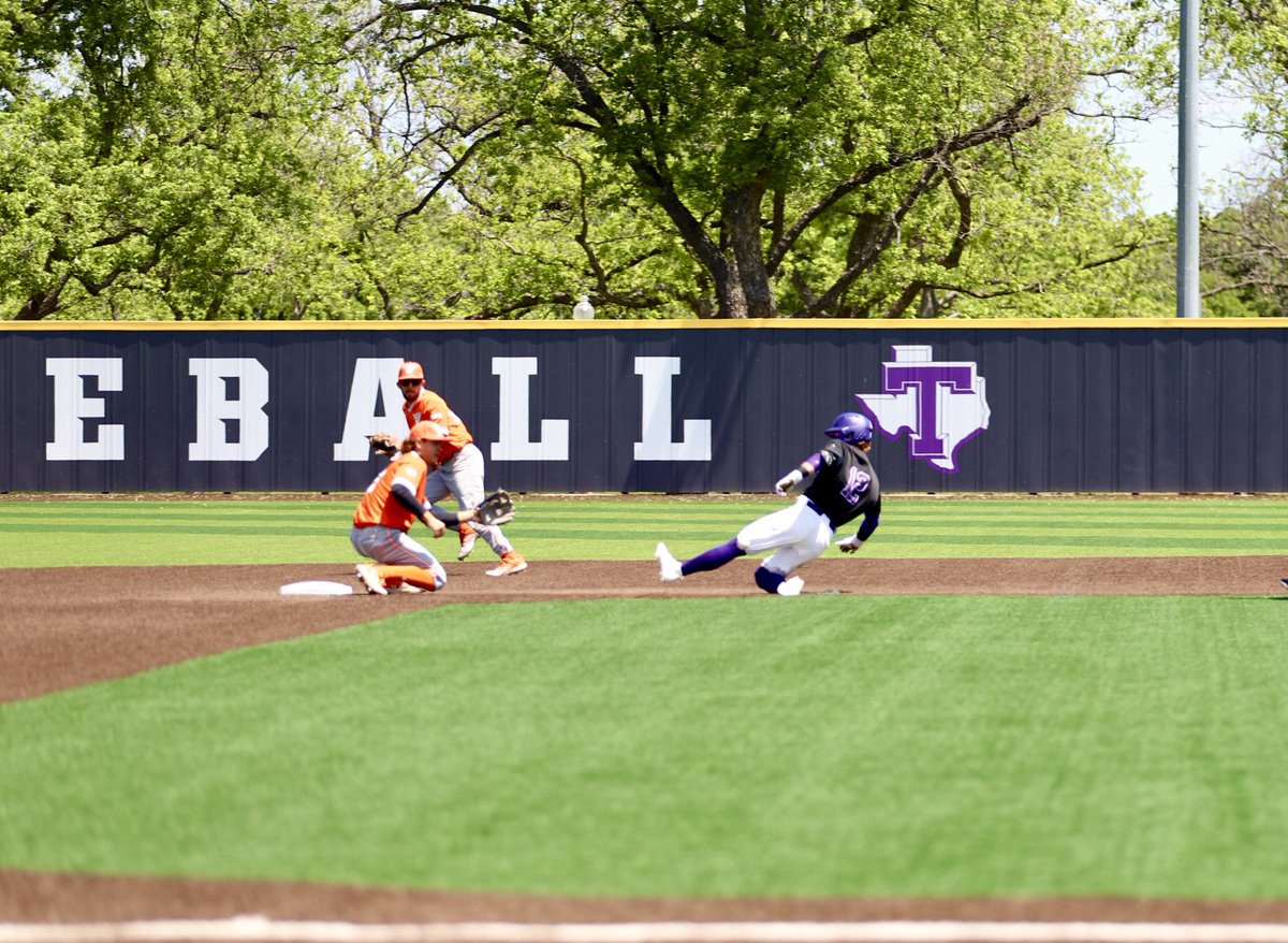 RBI double for @KooperShook to bring in @MorrisonTrace to tally the third run for the Purple and White 💥