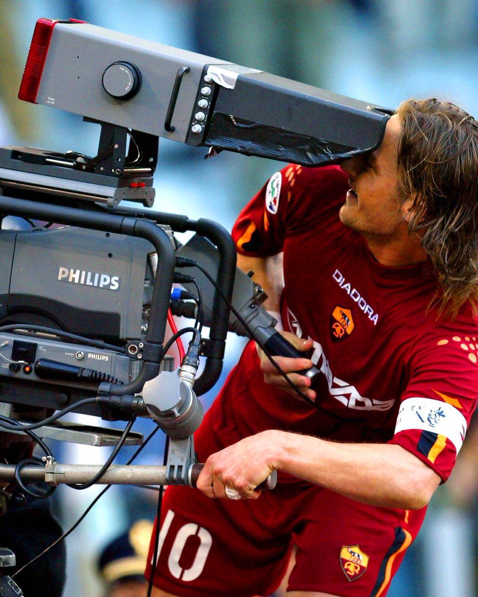 On this Day 2004… 🎥🐺 Totti goal, Totti Celebration