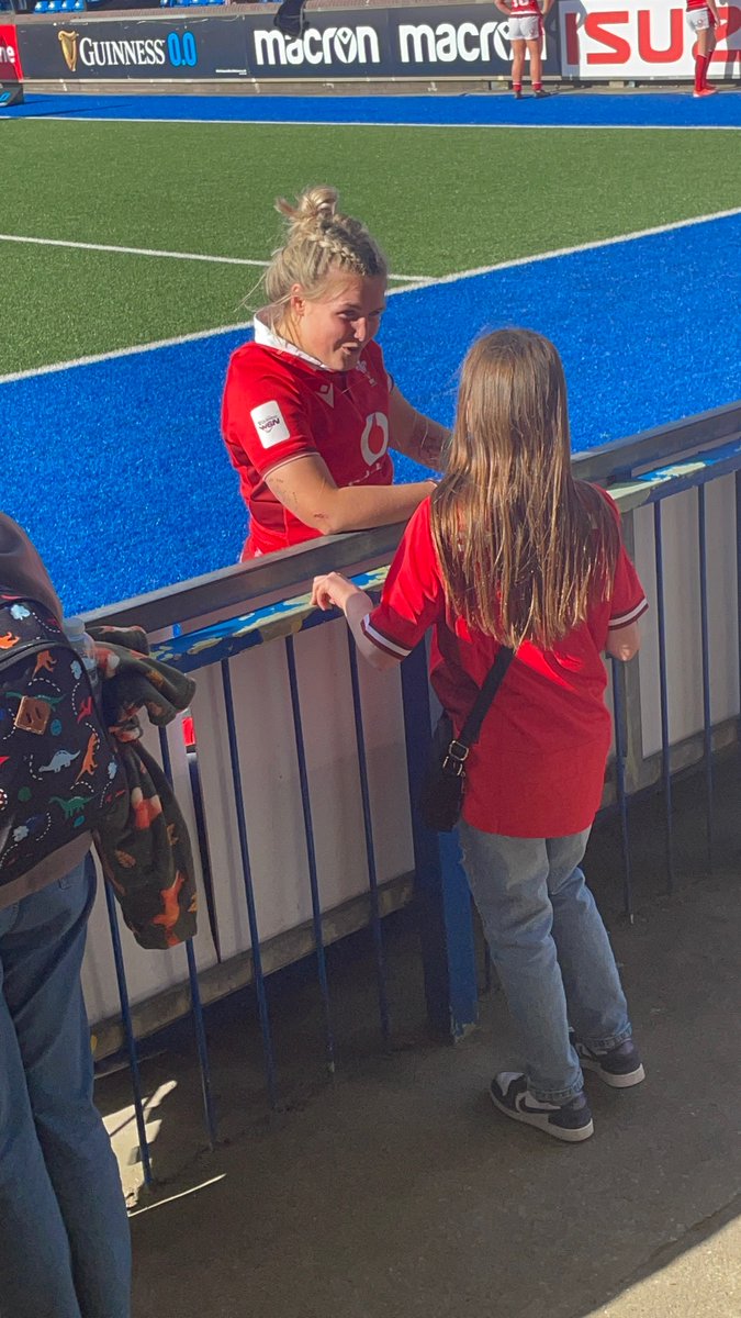 LetmanHayley's tweet photo. Soph loved watching the women again today, these women are showing girls what can be done. As always @AlexCallender3 is amazing to soph, all the women were gracious to fans, keep going ladies @waleswomenrugby @WRUWomenSupport https://t.co/iNzjB4UUAK