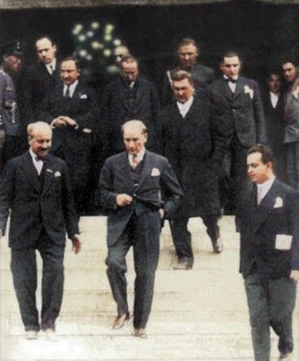 #TarihteBugün 📅 Gazi Mustafa Kemal Atatürk, Ankara'da açılan Milli Sanayi Sergisi'nde. (21 Nisan 1930) Atatürk'ün en büyük ideallerinden biri Türkiye'yi büyük oranda tarıma dayalı olan ekonomiden, sanayi ağırlıklı bir ekonomiye geçirebilmekti.