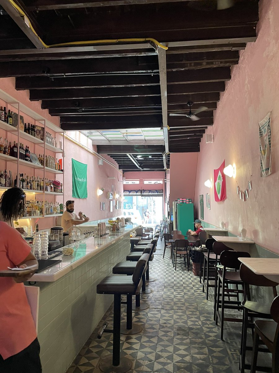 nao_muito's tweet photo. qual é a opinião de vocês sobre bar instagramável? https://t.co/Vw5j2buWhC