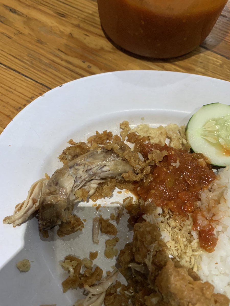 BAYMAXABLE's tweet photo. Oalah niat perut ate maem malah ngelus dodo, mosok warung makan jual ayam krispi seng kekne pelanggan e ayam bagian gulu, jan gulu tok https://t.co/XLVOFxEgxM