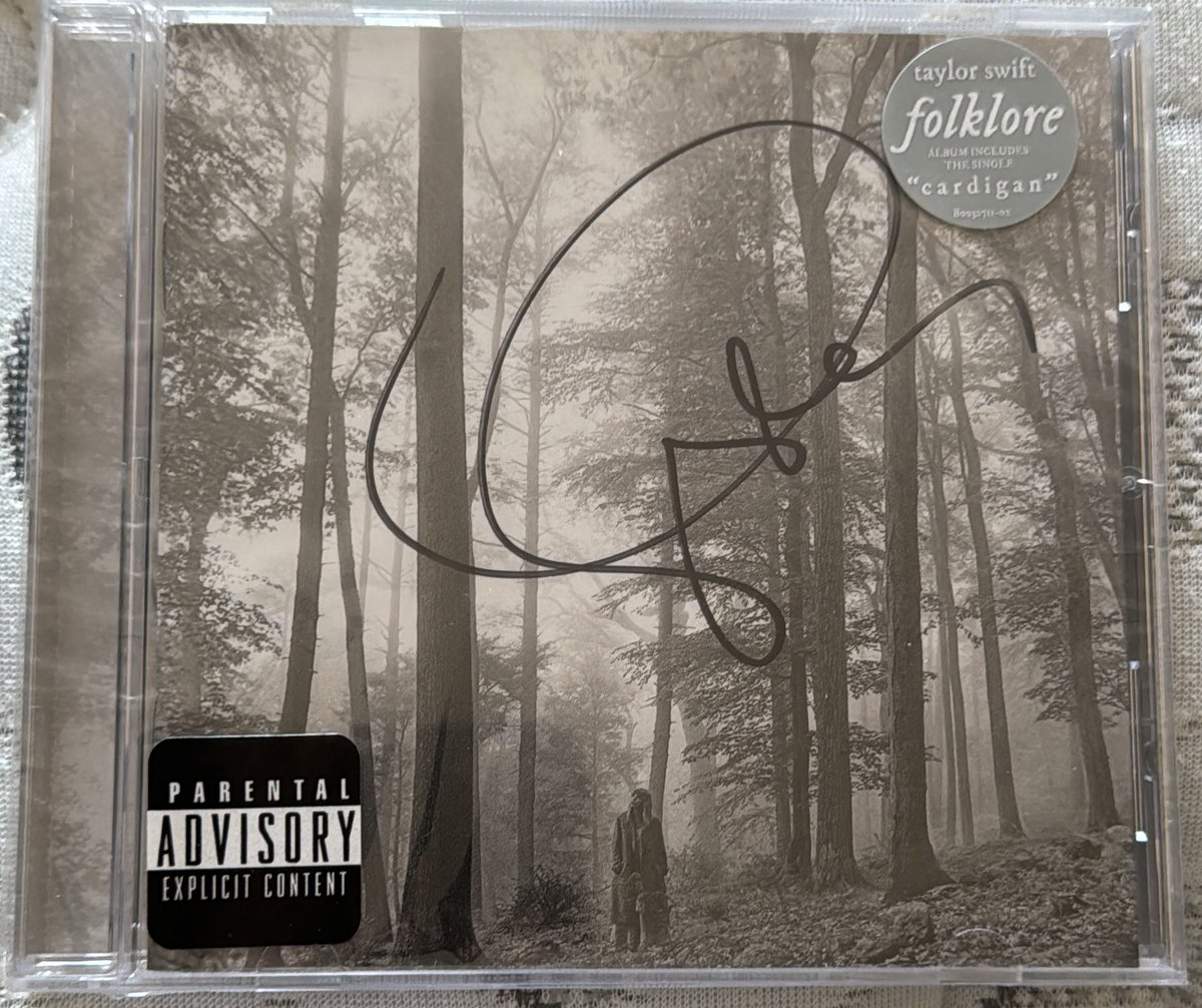 LauraSwiftie24's tweet photo. Okay not today but I have decided to give away my signed ✨folklore✨  cd!! Link is open from now until Wednesday at 5PM (CST). Open to U.S. and international! https://t.co/zDwz40Lrlv https://t.co/POBANzcSoZ
