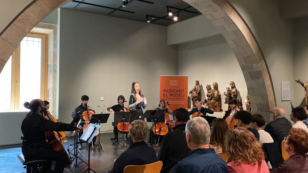 Avui al @MuseuFMares un magnífic conjunt de 8 violoncels i una divina i jove promesa lírica, la soprano Saioa Goñi, ens han deleitat amb obres de Victoria i dues estrenes meves. Músics de primera de l’@esmuccat en una activitat que agermana arts en un ambient íntim i únic.