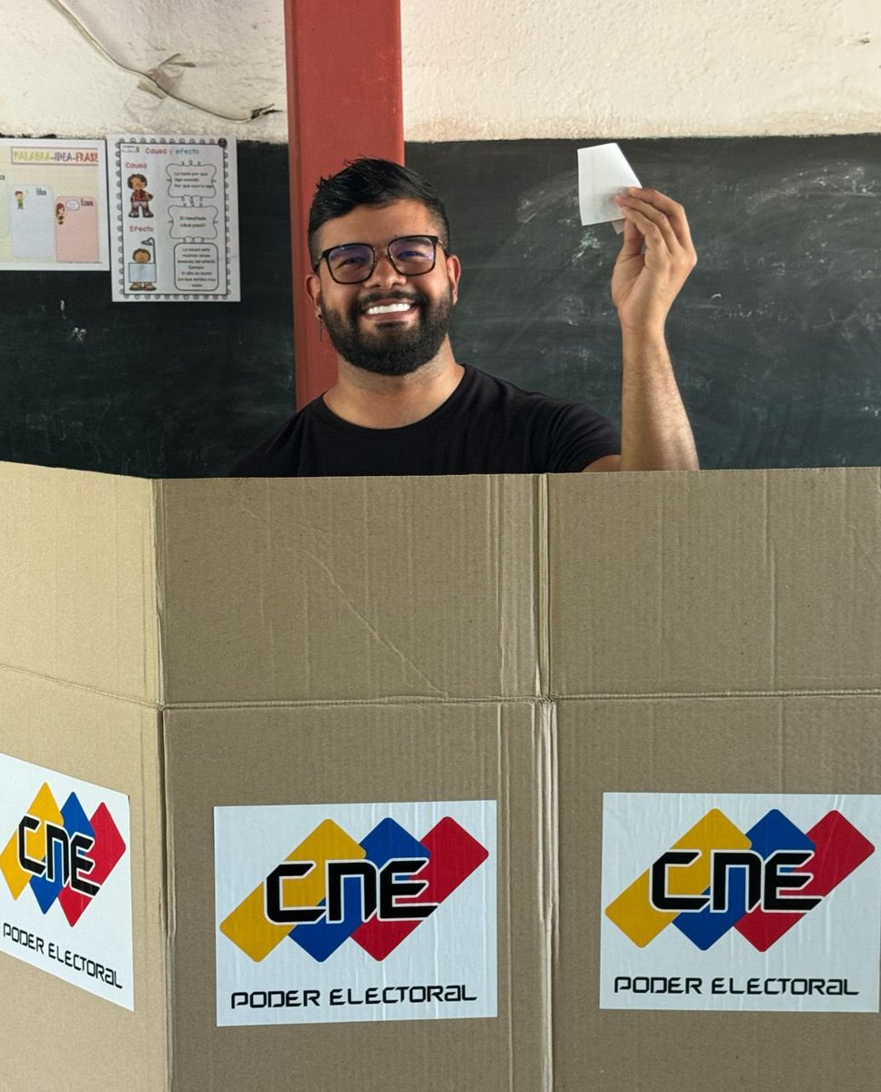 TeatroLMRSucre's tweet photo. #SucreEnConsultaVictoriosa || Pdte. De la Fundación Teatro Luis Mariano Rivera, Lcdo. Anil Pestano, ejerció su derecho de participación en la elección del Proyecto Comunitario 💪🏼 https://t.co/nA3KR9GOOZ
