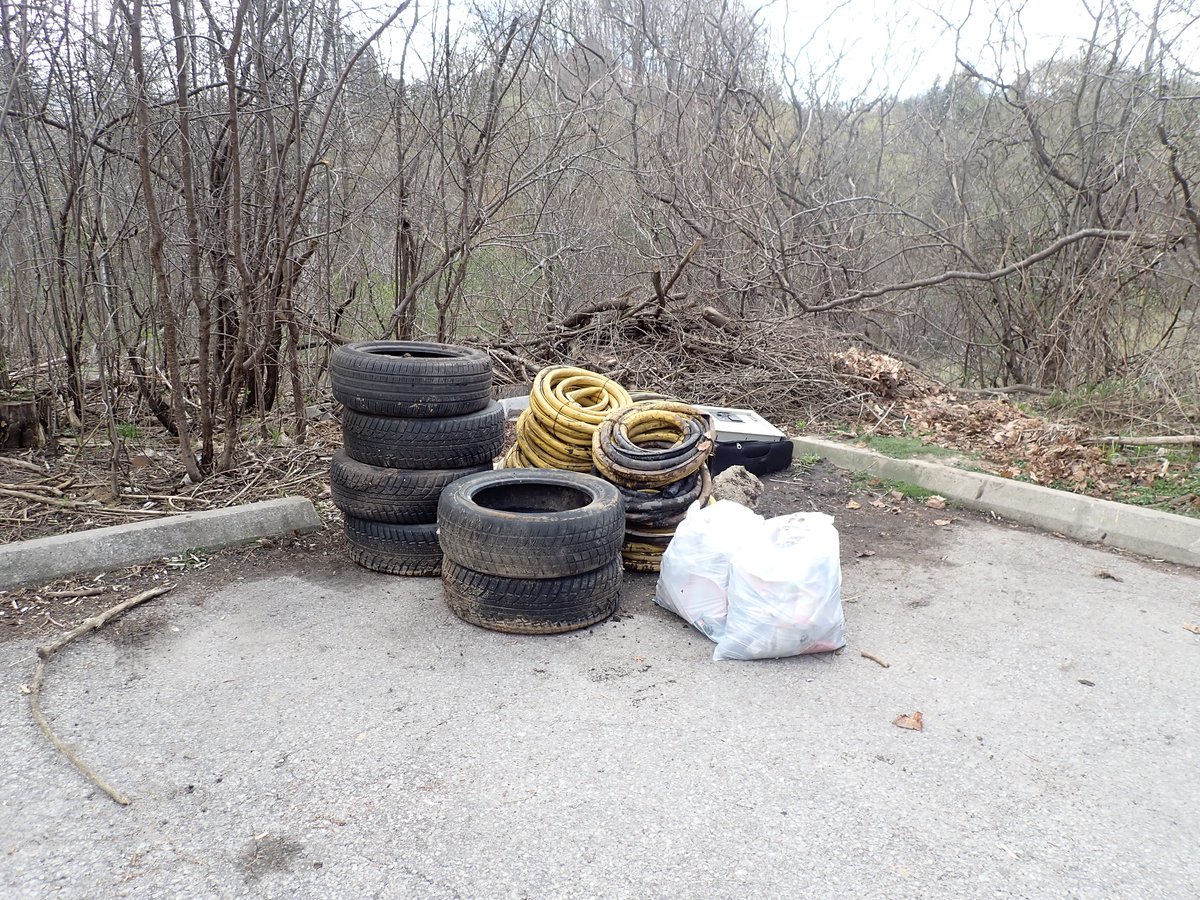 #CleanTorontoTogether in the Hinder Area in #Willowdale. Phew, heavy trash to pull up from the marsh. Please have more respect for yourselves and your neighbours people. This is not where your trash belongs. Thank you for leaving your contact information attached though.