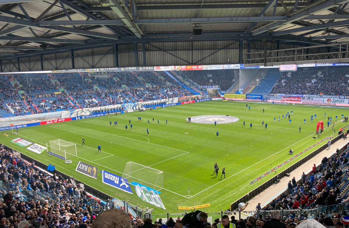 jobkl18's tweet photo. #FCHFCM eevm wat aans !!! Schnitzel eten, voetbal kijken in Rostock en Mo el Hankouri 90 minuten zien spelen en met 0-2 zien winnen …
#floodlights https://t.co/pDobr6yM93