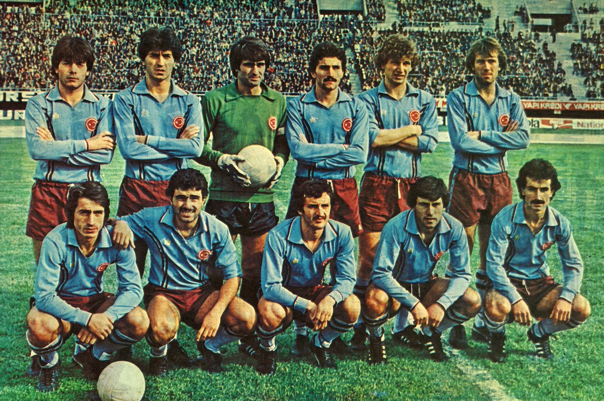 🔴🔵 Trabzonspor'un ligde kendi evinde 90 maç mağlubiyet görmeyen efsane kadroları. ◾ 1975-1976 sezonunun 10. haftasından başlayıp 1981-1982 sezonunun 6. haftasına kadar.