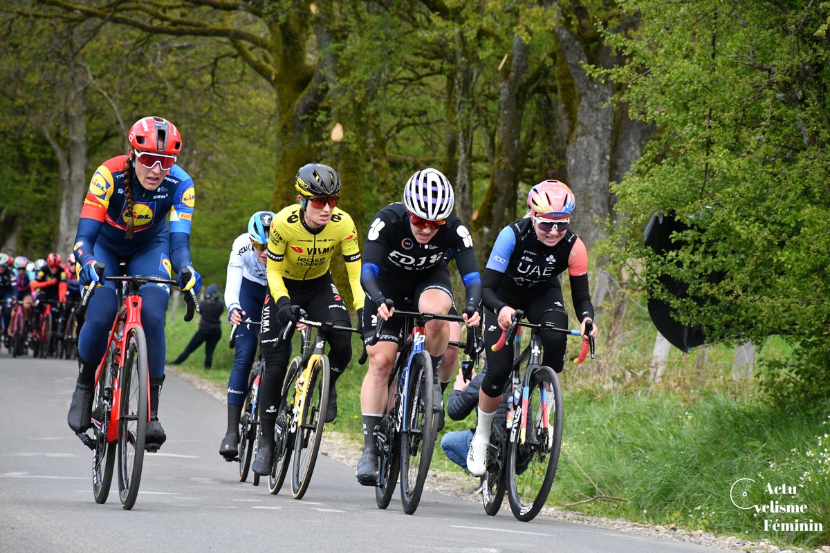 Au pied de la côte de Stockeu, Gigante compte encore 2' d'avance. Elise Chabbey accélère et rattrape Kim Cadzow, derrière 6 coureures dont Mischa Bredewold, Lucinda Brand, Eva van Agt, Elise Chabbey, Mikayla Harvey, Grace Brown et Flora Perkins.