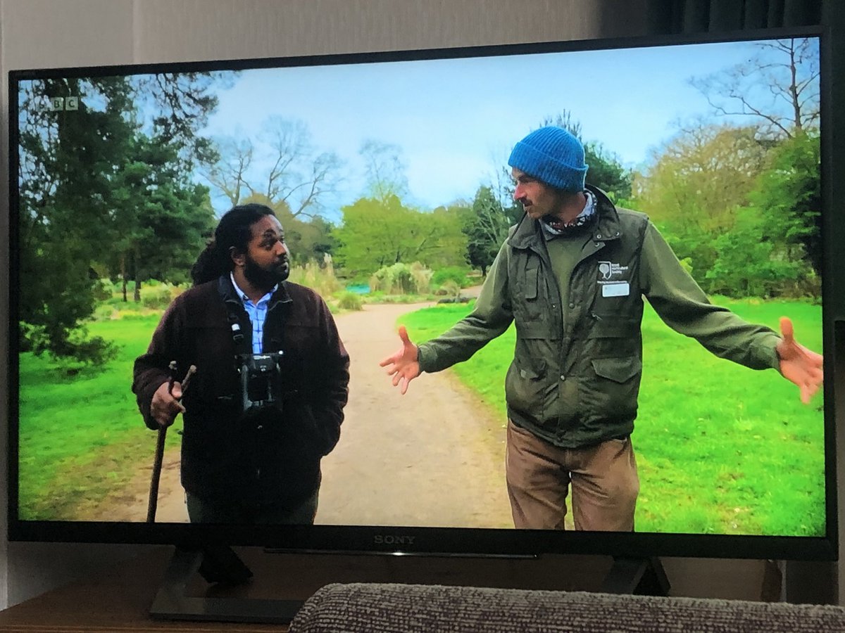 Yay, my mate Mark on Countryfile this evening. <a href="/RHSWisley/">RHS Garden Wisley</a> talking about honey bees 🐝😍