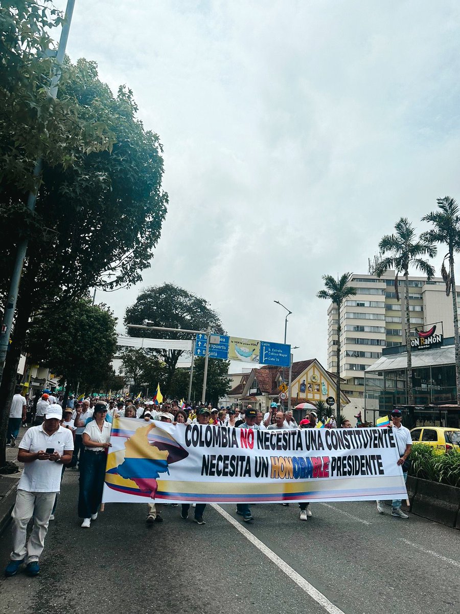 #LaMarchaDeTodos21A fue multitudinaria en Manizales y al unísono alzamos la voz por nuestro país. A Colombia le ponemos corazón. 💛💙❤️