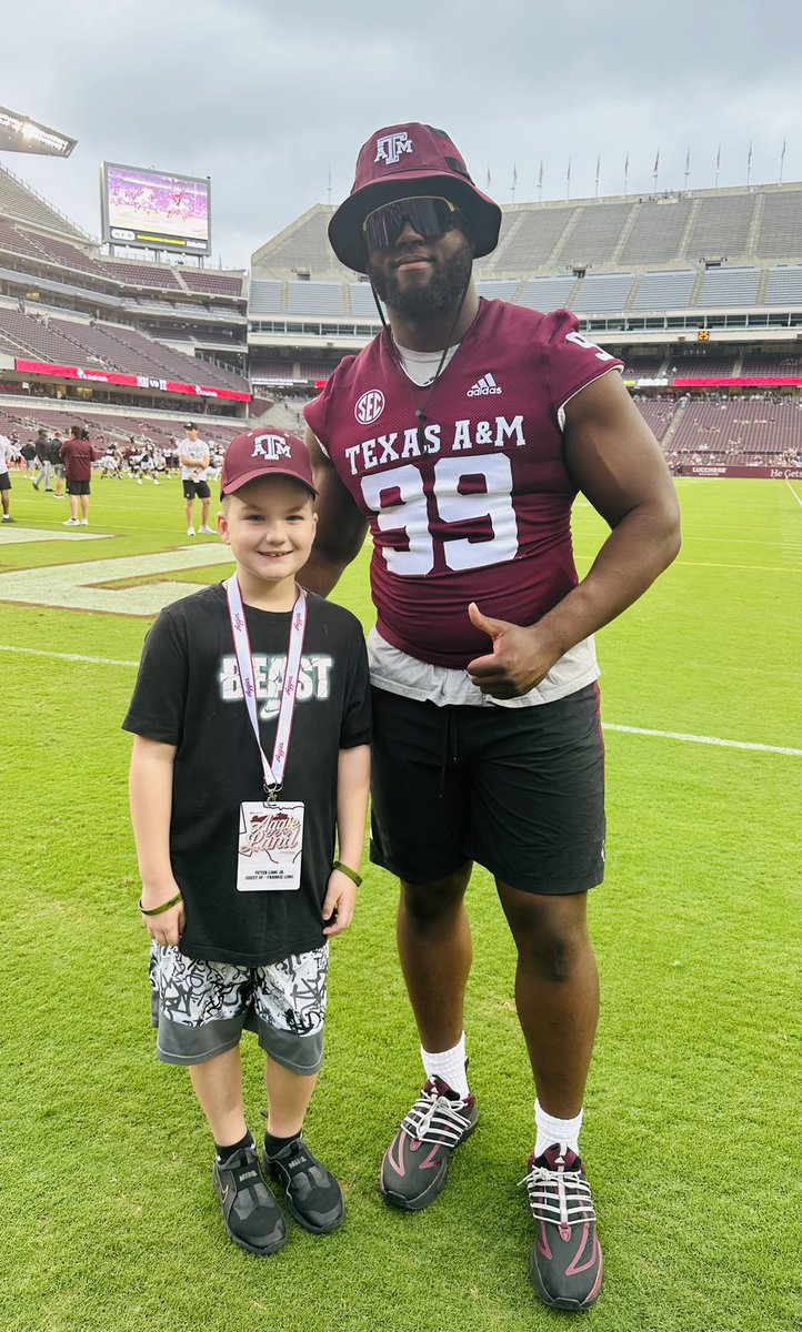 Had a great time at The Texas A&M spring game. Thanks to the coaching staff for having me down can’t wait to get back during season. #GigEm 

@AggieFootball @CoachMikeElko @spectatorindex @nikki_buzzlong @coachpetelong @CoachTMiller18 @SlafkaJeff @WildkatFootball