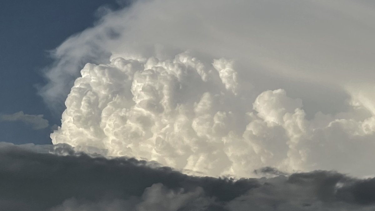 Núvols d'evolució Prepirineu observats des d #ivarsdurgell @MeteoMauri @TomasMolinaB @meteocat @eltempsTV3 @elnacionalcat @XFreixes @SoniaPapell @meteorac1 @ARAmeteo @serradelmontsec @climadelleida