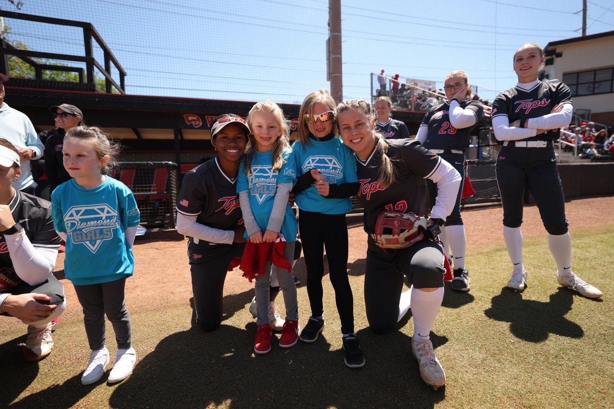 WKUSoftball's tweet photo. 𝙂𝙧𝙤𝙬𝙞𝙣𝙜 the game🥎

#GoTops | #OTM https://t.co/U9V5MvsA39