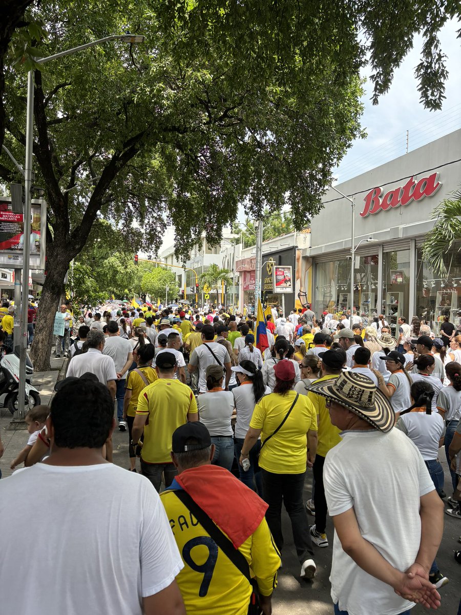 1ra vez que marcho.
Muchaaaa gente en Cúcuta. Cero violencia.  Cero vandalismo. Cero buses. 

Personas genuinamente molestas con este gobierno dando un mensaje de rechazo a sus formas, a sus malos resultados, a sus amenazas.

Un saludo al petrismo vergonzante, bienvenidos.