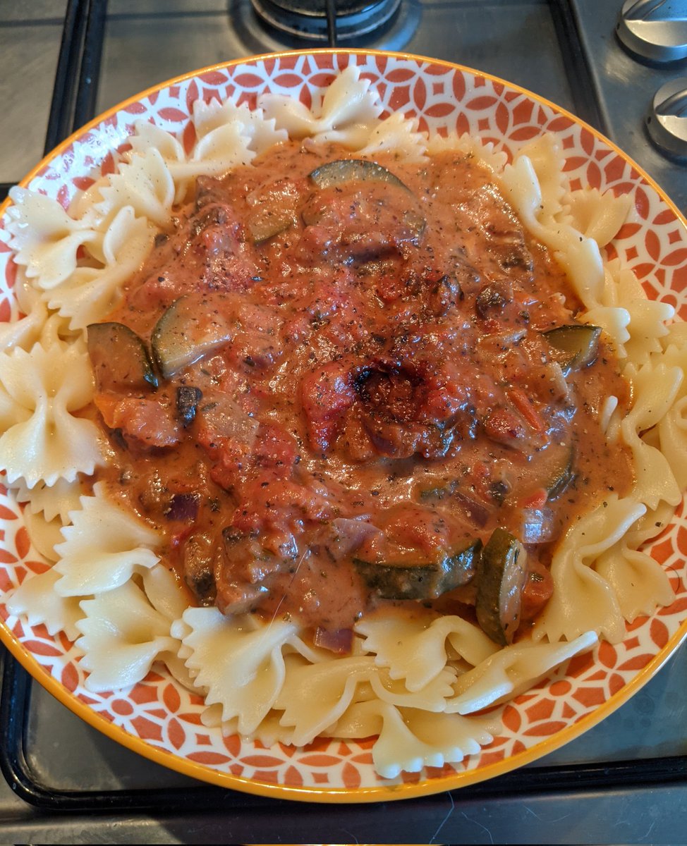 Creamy vegetable pasta 😍 simple but delicious! Cream cheese stirred in for extra loveliness 🫶 #vegan