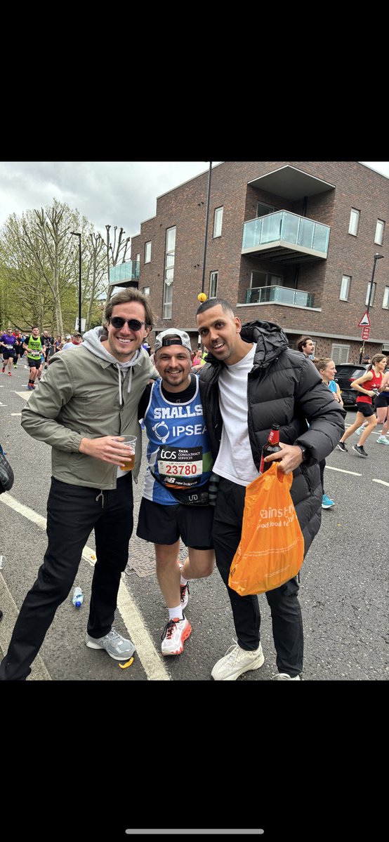 A massive congratulations as well to former manager @smallsy_1 after completing the marathon in 5:40 Look at these pair of Bowers Legends that were on hand to support Rob @Jamie_salmon90 @Lewismanor (Credit to Manor for the Picture) #Smallsy #Spine