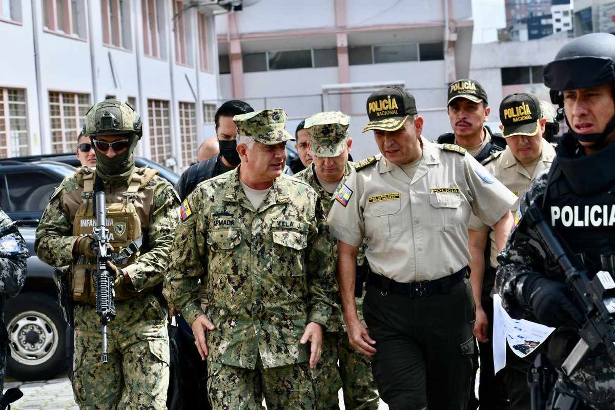 Los comandantes de @FFAAECUADOR y @PoliciaEcuador ejercieron su derecho al voto, con el objetivo de seguir precautelando la seguridad ciudadana y el compromiso con #ElNuevoEcuador. 🇪🇨💪🏼