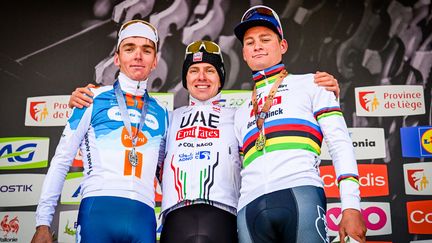 Romain Bardet's last podium on a highest level race was in 2018 World Champs at Innsbruck - getting silver behind Alejandro Valverde.

5,5 years later, he's back in top 3, back with the very bests. Love to see this. #LBL24 

📸: Getty Images