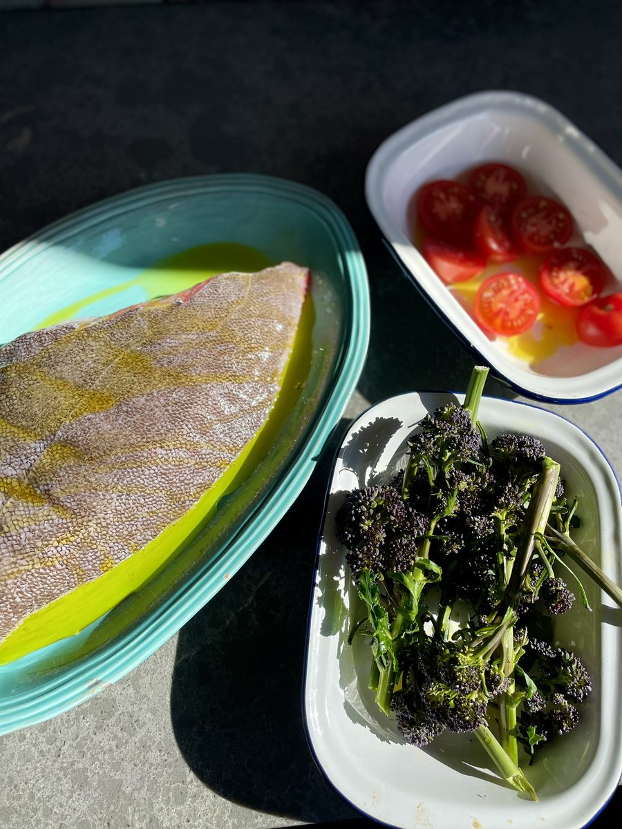 Warmest day of the year so far… 
<a href="/CarlingfordOyst/">Carlingford Oysters</a> and Greencastle brill on the bone to cap a great Sunday.
#eatmorefish