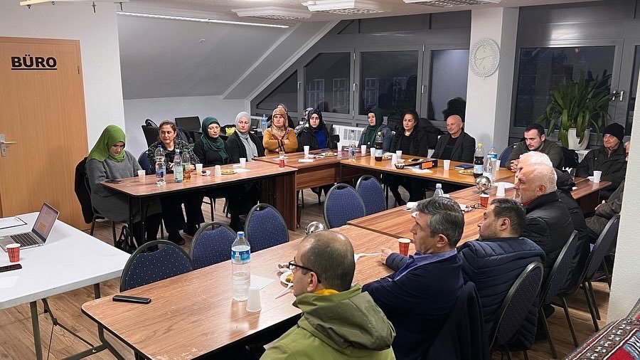 uid_ruhr's tweet photo. UID Ruhr Bölgesi Dortmund Şubesi Mesnevi Sohbetleri programını gerçekleştirdiler. Deniz Çavuşoğlu’nun sunumuyla Çarşamba günü gerçekleşen sohbetimize katılan tüm misafirlerimize teşekkür ederiz. @U_I_D @UidWomen_Ruhr @DursunBas
#uidruhr #uidruhrbölgesi #UIDRuhr #uid20yaşında https://t.co/qUCaK3nVQQ