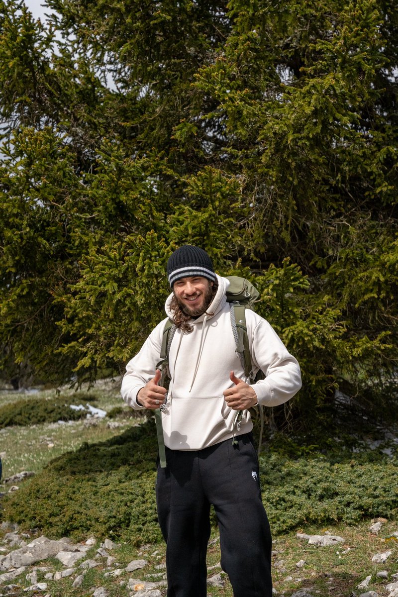 Des gars heureux d’être en montagnes