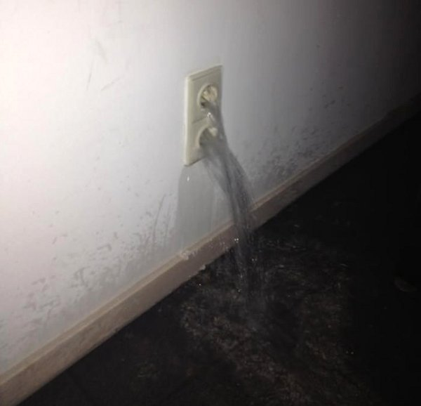 Socket ikianza kutoa maji abruptly msee anafaa kuita plumber ama electrician?
