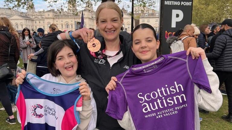 Congratulations to awesome Joanna Panese who completed the @LondonMarathon cheered on by her lovely girls to raise funds for @CR_UK & @scottishautism 🏅🏃‍♂️🌟