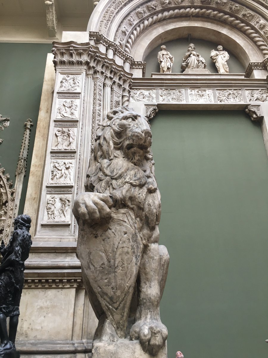 Found myself on an unexpected tour of the lions at the V&A after taking part in a panel on the 21st anniversary of @theatrevoices, inspirationally founded at the dawn of podcasting by @domcavendish