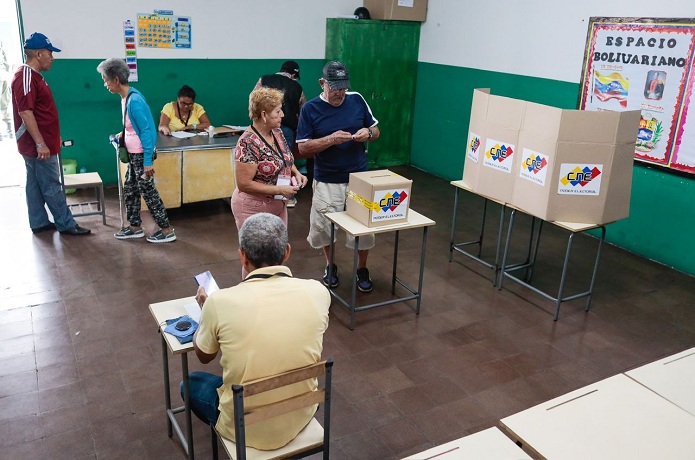 Con mucho entusiasmo se desarrolla en toda Venezuela la Consulta Popular Nacional a través de la cual serán asignados 4.500 proyectos a cada comunidad,en ejercicio de la soberanía a través del voto,decidirá cuál es el de mayor prioridad para su sector. #PoderPopularEnVanguardia