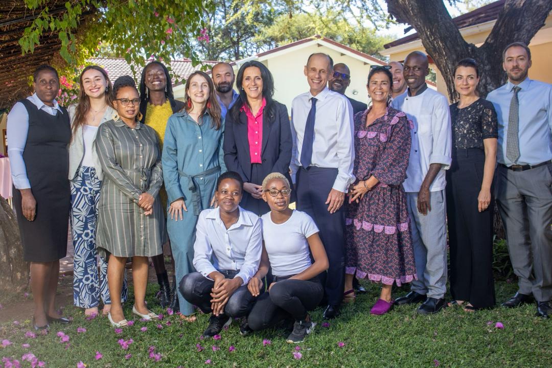 Souvenir photo of french Secretary of State @CZacharopoulou 's visit, surrounded by all colleagues from the embassy in Gaborone in the garden of the residence.