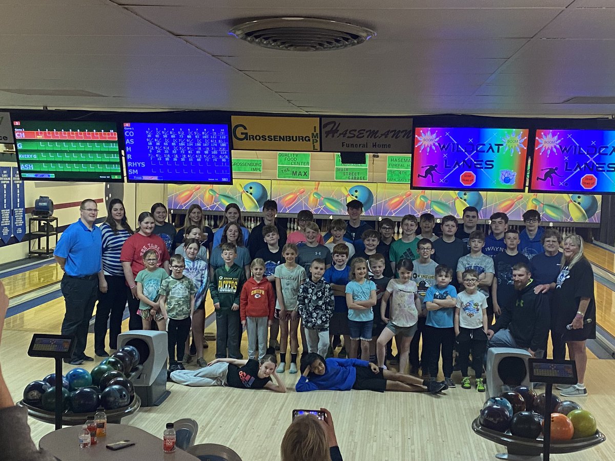 Spring season-bowlers and coaches.  Thanks a million to the awesome coaches for all they do— Chad &amp; Vicki Smith, Matt Roeber, Cec and Diane Roeber!!!  Go Blue Devils!!! @WayneSchools