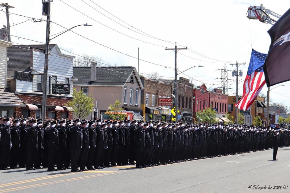 NYSenconSOG's tweet photo. Yesterday our members paid their respects to SPD Officer Michael Jensen. Listening to his friends, loved ones and peers speak of him, left a lasting impression on every officer lining the streets. We thank you for your sacrifice and will be forever grateful Officer Jensen. https://t.co/TeobHwkmu0