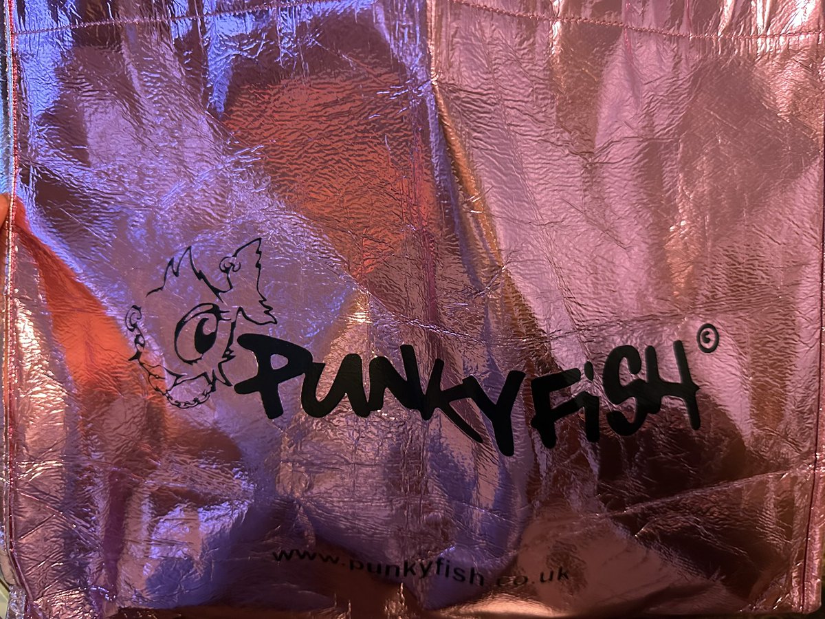 I will be giving out freebies for ENHYPEN in Rosemont on May 1st! Look for the pink bag if you want a freebie! Mini pickets will be given out separately from goodie bags to try and give out to as many Engene as I can ❤️❤️