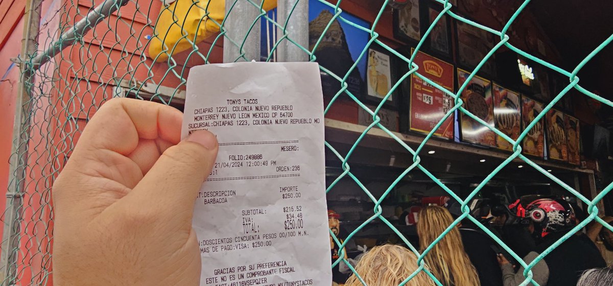 israa_mata's tweet photo. Uno viene a comprar tacos y resulta que no sale el pedido aun después de 40 min, mejor pido por rappi a ellos si los atienden rapido, ahí están las horas en el ticket y en la pantalla #TacosTony https://t.co/POvBe64EeZ
