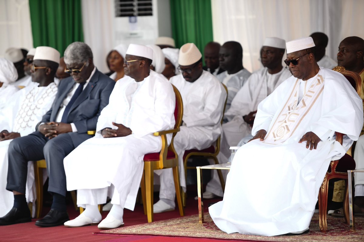 AOuattara_PRCI's tweet photo. Ce dimanche, à l'occasion de la cérémonie des sacrifices du 7e jour du rappel à Dieu du Président du Conseil Supérieur de la Magistrature, feu Koné Mamadou, nous avons formulé des prières pour le repos de son âme. https://t.co/peXf4Sa1Qz