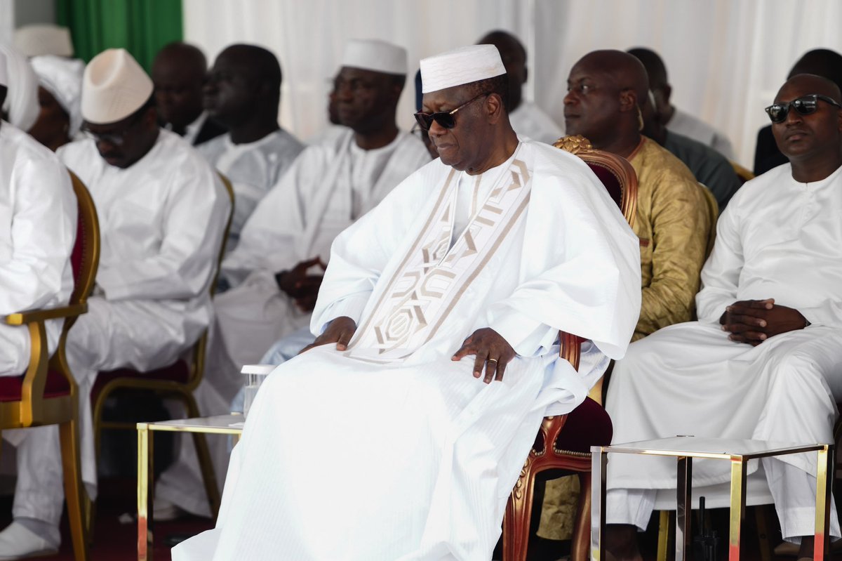 AOuattara_PRCI's tweet photo. Ce dimanche, à l'occasion de la cérémonie des sacrifices du 7e jour du rappel à Dieu du Président du Conseil Supérieur de la Magistrature, feu Koné Mamadou, nous avons formulé des prières pour le repos de son âme. https://t.co/peXf4Sa1Qz