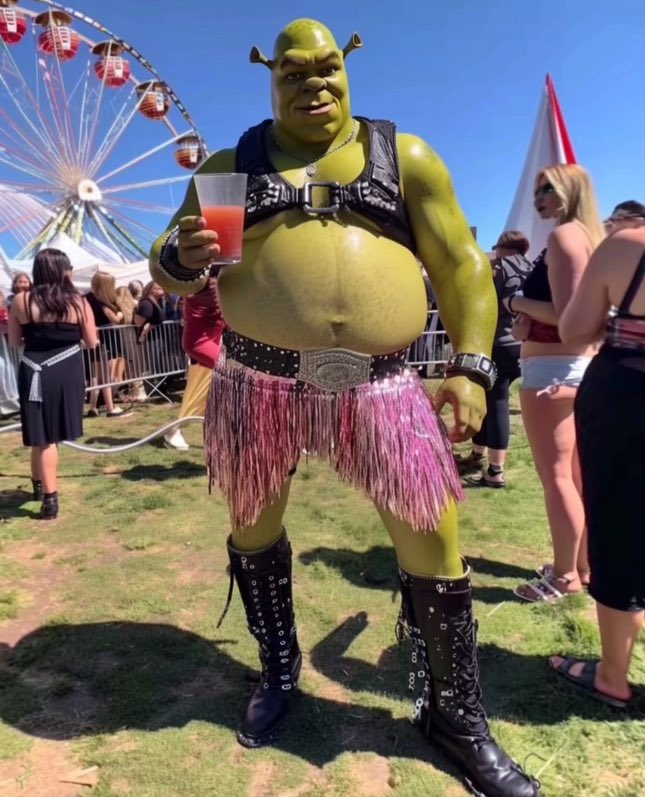 jayjayriv's tweet image. you b*tches can’t even spell COACHELLA