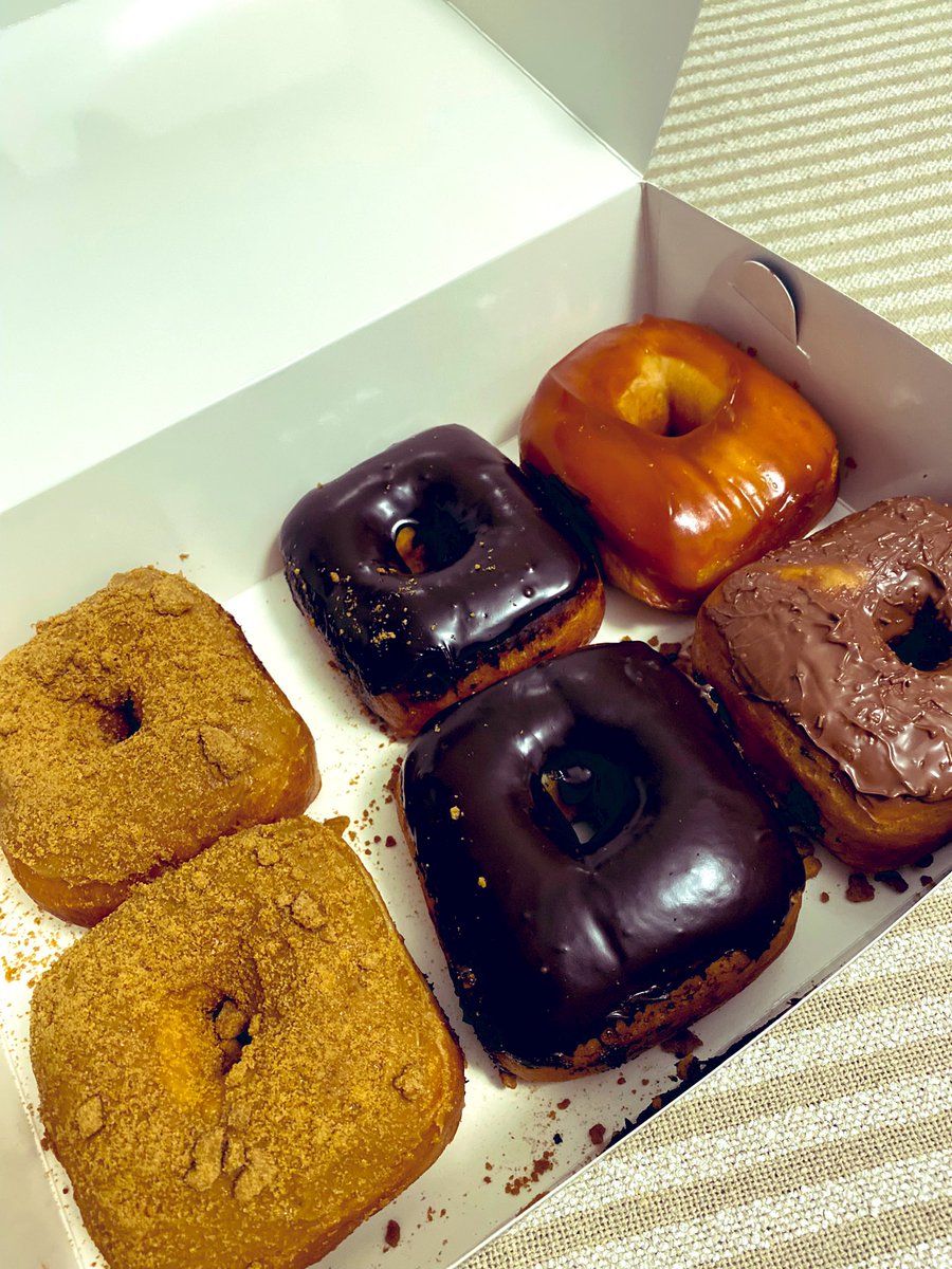 gamzethedeli's tweet photo. Hayatımda yiyeceğim en garip gözüken donut ektedir sfffdkdkdk https://t.co/dhGJtcx3aq