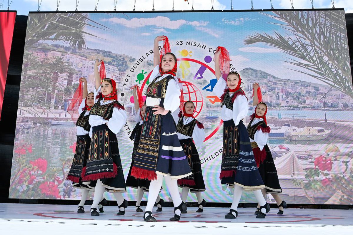 TRT 46. Uluslararası 23 Nisan Çocuk Şenliği kapsamında, Başkent Millet Bahçesi'nde şenlik yürüyüşü yapan, gösteriler gerçekleştiren çocuklarımızın mutluluğunu paylaştık. Tüm çocukların gönüllerince eğlenerek büyüyeceği daha adil bir dünya, en büyük temennimizdir.