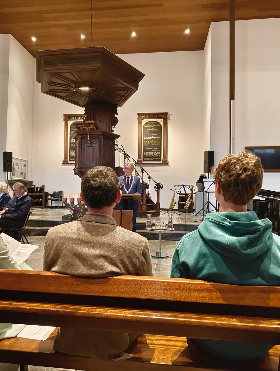 bertbrouwer70's tweet photo. Volle @GroteKerkHvs #600jaarhilversum, kerkelijk Hilversum bijeen! Mooi om de verbinding te zoeken, te treffen en uit te venten in de komende zeshonderd jaar zo de Heer het wil. ⛪ 🙏 

@OKKHilversum

#pghilversum
#deverbinding
#dekapel
#evangelisch
#roomskatholiek
#oudkatholiek https://t.co/UquA5VtzYB