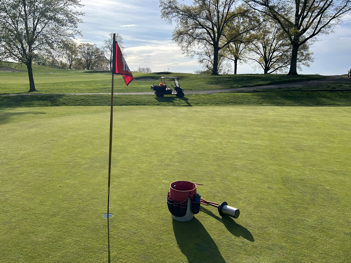 AndrewDooleyGCS's tweet photo. Training day for our most recent intern arrival #XlessPhumlani_Dlamini from Swaziland Africa ⛳️🏌️ #internship #turfgrassmaintenance #roots #Golf https://t.co/qXwTzzpzsl