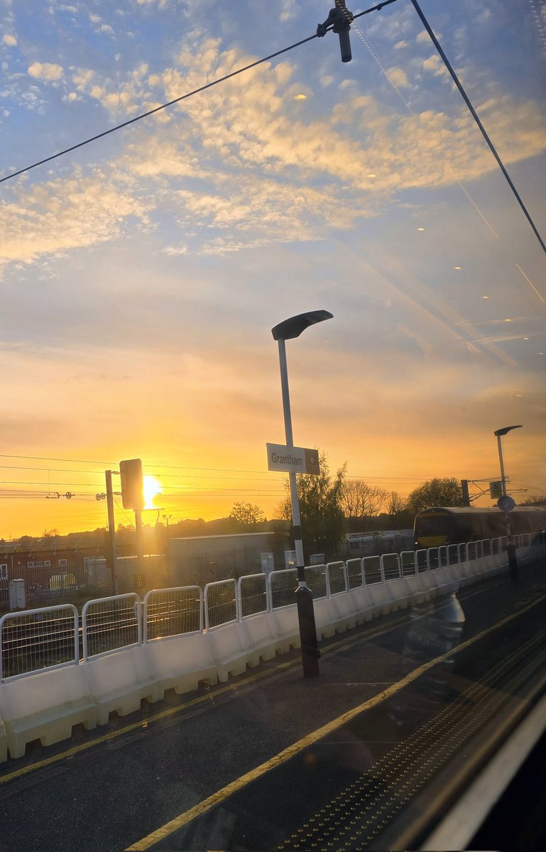 adam_lx's tweet photo. Another beautiful evening 😍  @LNER @DavidHorne @lner_adamreid @hcrossers @networkrail https://t.co/dPtDGHHbBs