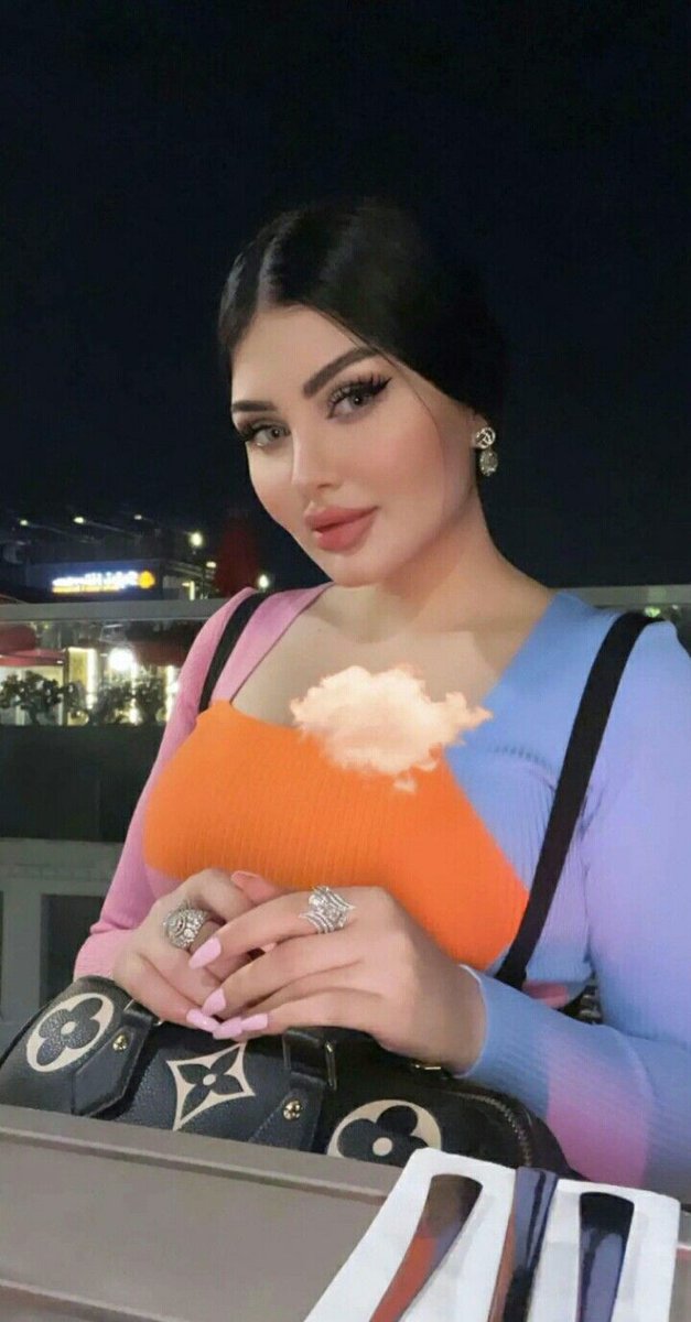 أنتِ انثىٰ من عبير
يُسحِرُ
فيكِ رِقة للبوحِ وهمس
أمِرُ
انتِ الضحكة الساحرة
دون تكلفٍ
وعناق حضنكِ عطركِ
ساحرُ
احتضنتُ روحكِ يوم
عشقتك
سيدة لقلبي تاجه
دُررُ
فانتِ مليكةُ لقلبي
متوجةٌ
عمري واياكِ اجملُ
وأنظَرُ
وانتِ وعدي الذي احلم
به
ودعاء روحي وفي
سمائي قمرُ
#د_فارس_الحسن