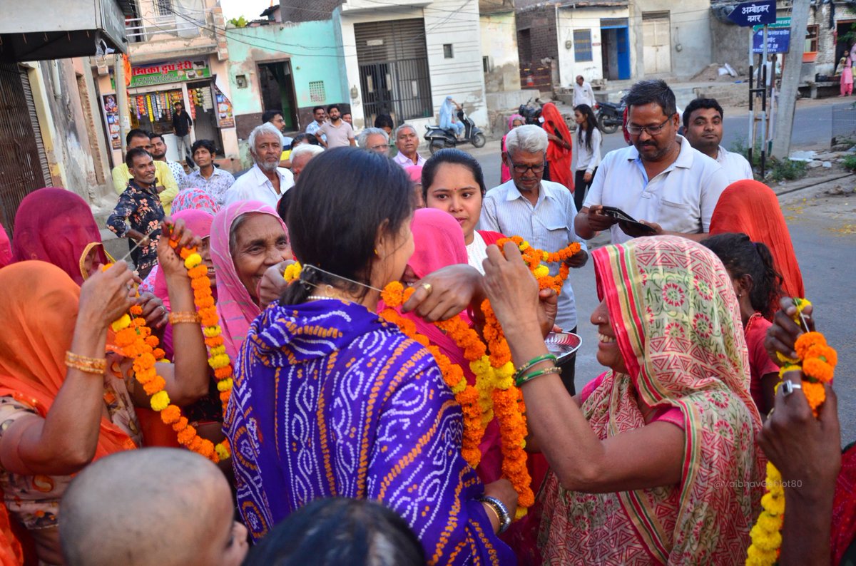 आओ मिलकर एक जबरदस्त परिवर्तन करें  !!
जालौर सिरोही  सांचोर लोकसभा क्षेत्र 
 में एक नया इतिहास लिखे 
वैभव गहलोत ✌️
@VaibhavGehlot80 
@ashokgehlot51 
#AapkaApnaVaibhav 
#VaibhavGehlotKiTarakkiExpress