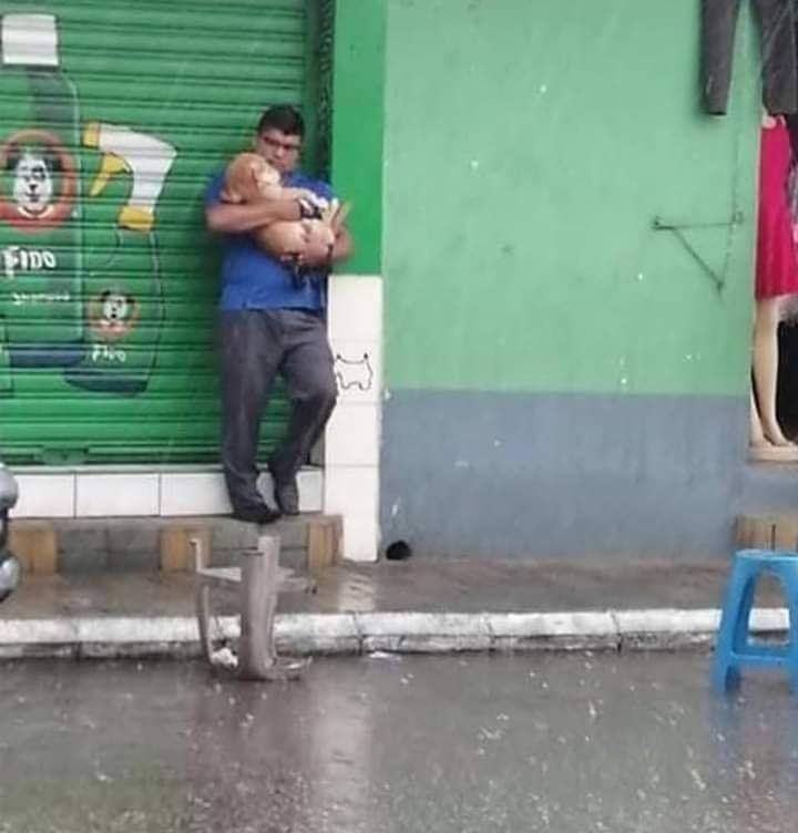 GRamirezF_D12's tweet photo. Si quieres ver el alma de una persona, sólo tienes que observar su comportamiento cuando un animal le necesita.
Y aquí veo a un hombre al cual no conozco de nada, pero con sólo ver su actitud hacia éste animalito tiene todo mi respeto y seguramente será una gran Persona. 🐾💞 https://t.co/XDAMNS1IJ3